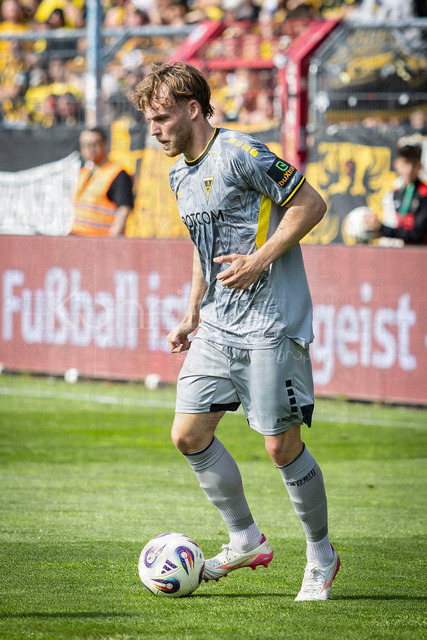 German 3rd Division, Viktoria Koeln vs. Alemannia Aachen, 10.05.2026 | KOELN, GERMANY - MAY 10, 2026: Mika Schroers (Alemannia Aachen, 27) during the 3rd division match on gameday 37 between Viktoria Koeln vs. Alemannia Aachen at the Sportpark Hoehenberg on May 10, 2026 in Koeln, Germany. DFL REGULATIONS PROHIBIT ANY USE OF PHOTOGRAPHS AS IMAGE SEQUENCES AND/OR QUASI-VIDEO.