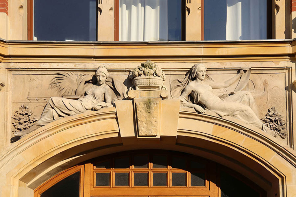 Foto: Leipzig - Deutsches Buchgewerbehaus - Haupteingang | Das Team hinter BILDLEXIKON LEIPZIG bündelt historische wie aktuelle Informationen über die Stadt Leipzig in Text und Bild auf einer Plattform und stellt diese der interessierten Öffentlichkeit zur Verfügung.