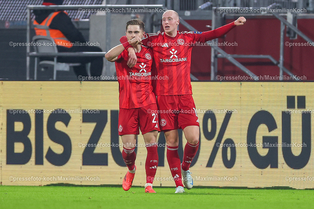Due20122401059 | 20.12.2024, Fußball, Fortuna Düsseldorf - 1. FC Magdeburg, 2. Bundesliga, Merkur Spiel-Arena, Saison 2024 2025: Torjubel nach dem 2:1 durch Torschütze Tim Rossmann (Fortuna Düsseldorf #21)DFB regulations prohibit any use of photographs as image sequences and or quasi-video.