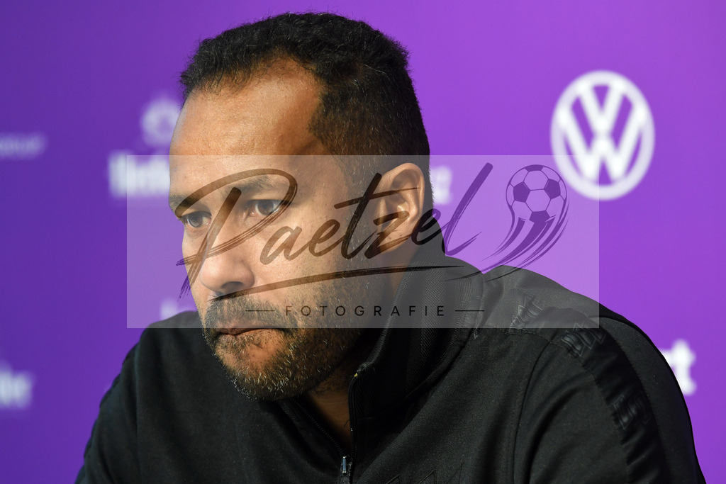 20200206_PKOSNA_0015 | Fußball, Herren: Trainer Daniel Thioune (VfL Osnabrueck) schaut waehrend der Pressekonferenz des VfL Osnabrueck im Stadion an der Bremer Bruecke am 06.02.2020 in Osnabrueck, Deutschland. - Realisiert mit Pictrs.com