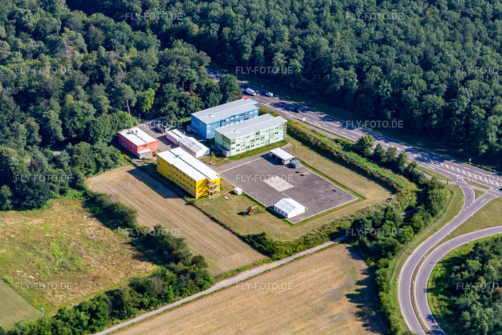 Erstaufnahmeeinrichtung Am Schröcker Tor | Luftbild: Erstaufnahmeeinrichtung Am Schröcker Tor im Ortsteil Leopoldshafen in Eggenstein-Leopoldshafen im Bundesland Baden-Württemberg in Deutschland. Foto: IMG_128304.jpg vom 12.08.2021 durch ©2025 Werner Riehm fly-foto.de/copyright - Realisiert mit Pictrs.com