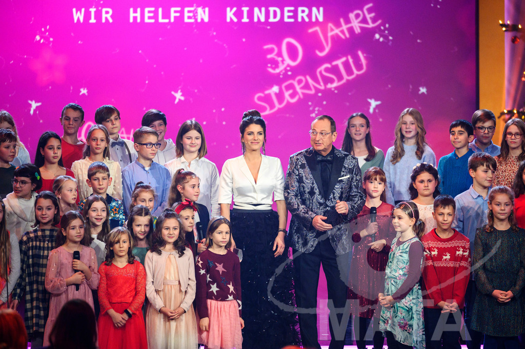 _DWI6022 | Die Eröffnung und die Begrüßung der Ehrengäste mit Moderatorin Sandra Rieß, Moderator Volker Heißmann und Kinderchor Pfennigparade bei '30 Jahre Sternstunden-Gala 2023' in der Frankenhalle. Nürnberg, 15.12.2023 - Realisiert mit Pictrs.com