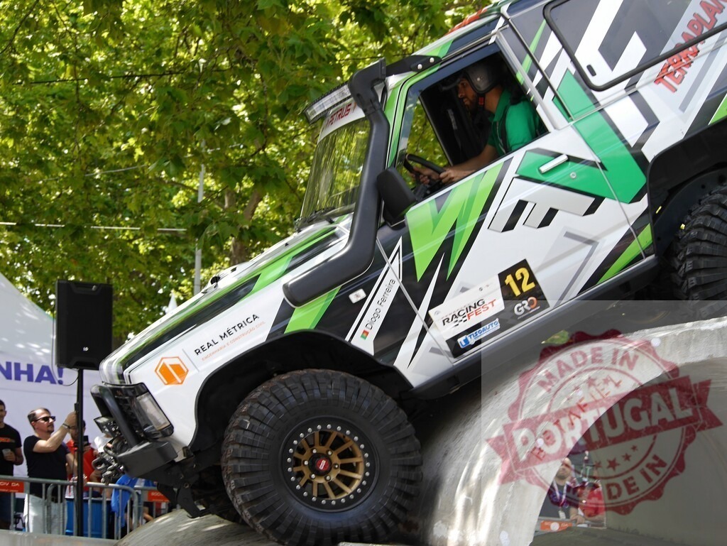 Off-road vehicle climbing concrete pipe during race competition | Nissan Patrol climbing concrete pipe during an off-road race competition - Realisiert mit Pictrs.com