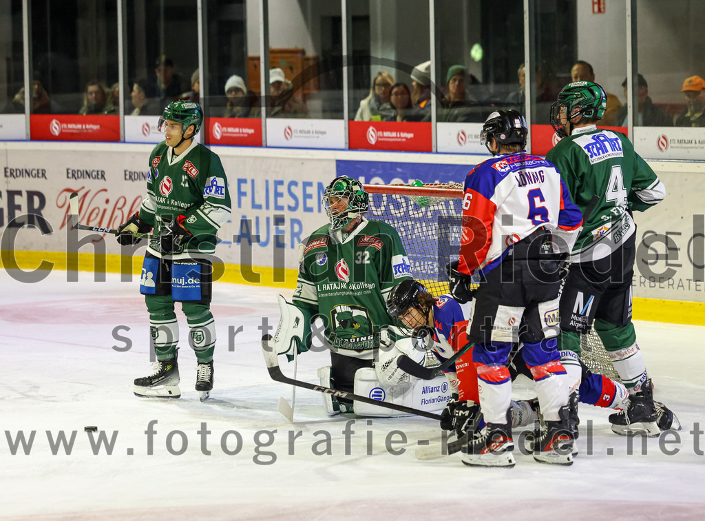 2023-11-03_072_TSV_Erding_gegen_ESC_Dorfen | Erding, Deutschland, 03.11.2023:
Eishockey, Bayernliga Vorrunde 2023 / 2024, 6. Spieltag, TSV Erding gegen ESC Dorfen, Endergebnis: 11:3

Mark Waldhausen (Erding Gladiators, #27), Torwart Dimitri Pätzold (Erding Gladiators, #32), +d8+, Christoph Lönnig (ESC Dorfen, #6), Simon Franz (Erding Gladiators, #4)

Foto: Christian Riedel / fotografie-riedel.net