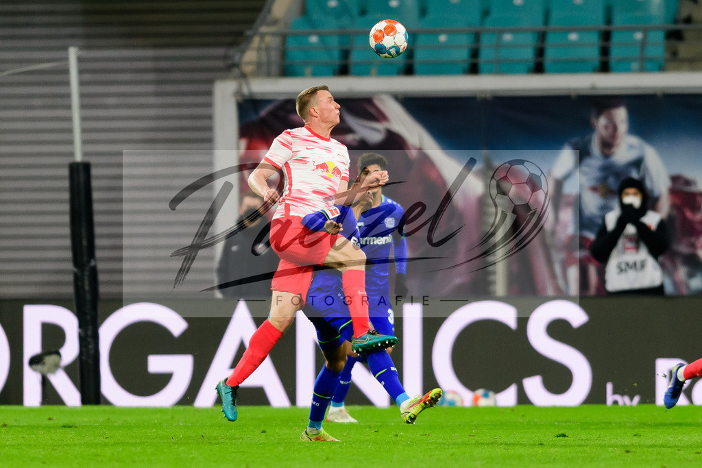 RBLLEV20211128_192 | Fussball, Herren: Lukas Klostermann (RB Leipzig) und Amine Adil (Bayer 04 Leverkusen) im Zweikampf bei dem Spiel der 1. Bundesliga zwischen RB Leipzig und Bayer 04 Leverkusen in der Red Bull Arena am 28.11.2021 in Leipzig, Deutschland.DFB / DFL REGULATIONS PROHIBIT ANY USE OF PHOTOGRAPHS AS IMAGE SEQUENCES AND/OR QUASI-VIDEO. - Realisiert mit Pictrs.com