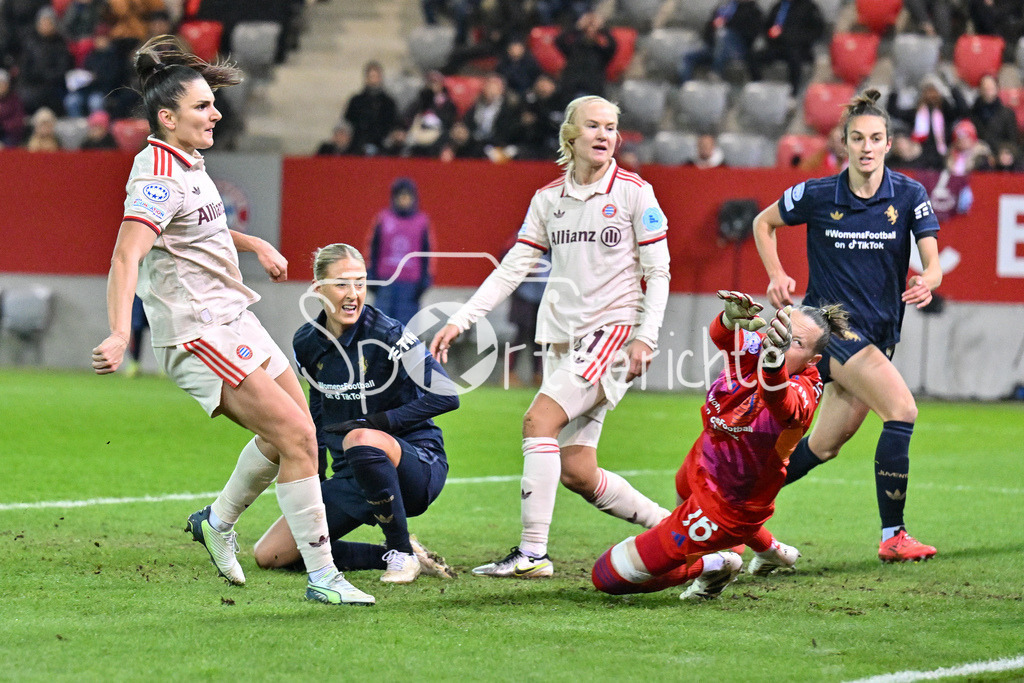 FC Bayern München Frauen - Juventus Turin Frauen | in dieser szene trifft Jovana DAMNJAVOVIC (FCB #9) zum 1-0 fuer die FCB Frauen / Tor / Treffer / Womens Champions League: FC Bayern Frauen - Juventus FC, FC Bayern Campus am 12.12.2024