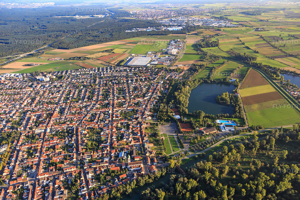 Luftbild: Ortsansicht aus Nordwesten in Ketsch im Bundesland Baden-Württemberg in Deutschland. Foto: IMG_073050.jpg vom 23.09.2014 durch Werner Riehm/FLY-FOTO.de