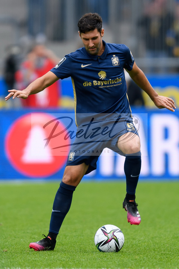 EBSTSV20210828_202 | Fussball, Herren: Stephan Salger (TSV 1860 Muenchen) in Aktion, am Ball, Einzelaktion beim Spiel der 3. Liga zwischen Eintracht Braunschweig und TSV 1860 Muenchen im Eintracht-Stadion am 28.08.2021 in Braunschweig, Deutschland.DFB / DFL REGULATIONS PROHIBIT ANY USE OF PHOTOGRAPHS AS IMAGE SEQUENCES AND/OR QUASI-VIDEO. - Realisiert mit Pictrs.com