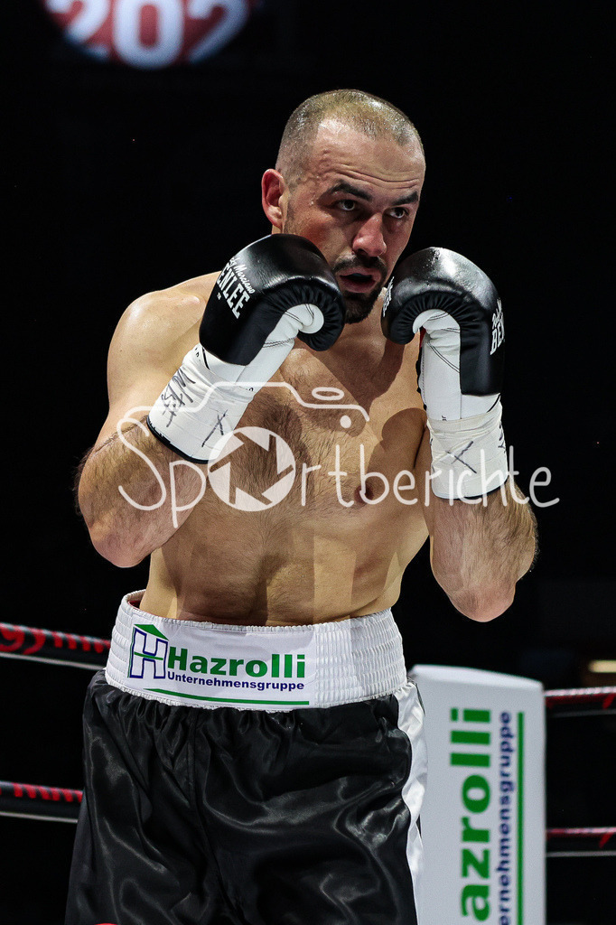 Profi - Box - Gala / Main Event | Shefat ISUFI (Schwarz Weisse Hose) im WBF Titelkampf in Aktion