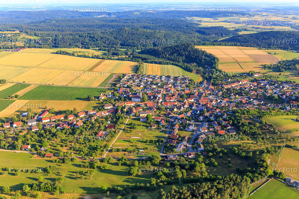 Ortsübersicht aus Süden | Luftbild: Ortsübersicht aus Süden im Ortsteil Erlaheim in Geislingen im Bundesland Baden-Württemberg in Deutschland. Foto: IMG_148892.jpg vom 28.06.2025 durch Werner Riehm/FLY-FOTO.de - Realisiert mit Pictrs.com