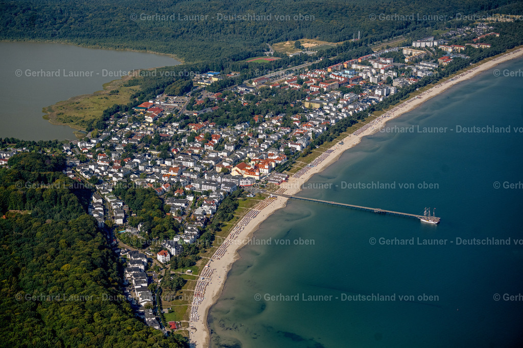 4061303 | BINZ 08.09.2021 Sand und Strand- Landschaft an der Seebrücke in Binz im Bundesland Mecklenburg-Vorpommern. Kur -Zentrum mit Villen im Stil der Binzer Bäder- Architektur und Hotel " Kurhaus Binz ". // Sand and beach landscape on the pier in Binz in the state Mecklenburg - Western Pomerania. Foto: Gerhard Launer