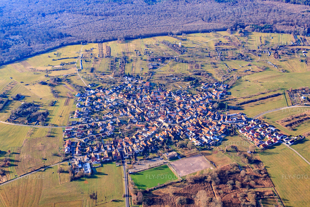 Luftbild: Dorf im Bienwald mit Mehrzweckhalle im Ortsteil Büchelberg in Wörth im Bundesland Rheinland-Pfalz in Deutschland. Foto: IMG_48517.jpg vom 11.12.2011 durch Werner Riehm/FLY-FOTO.deAuflösung des Originals: 4752 x 3168 px