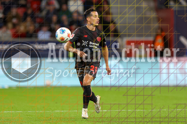 Bayer 04 Leverkusen vs Eintracht Frankfurt - Bundesliga  | Leverkusen, Deutschland, 12.09.25:   Lucas Vazquez (Bayer 04 Leverkusen) in Aktion am Ball, Einzelaktion waehrend des Spiels der Bundesliga zwischen  Bayer 04 Leverkusen vs Eintracht Frankfurt in der BayArena(Foto von Brauer-Fotoagentur / Adrian Schlueter)