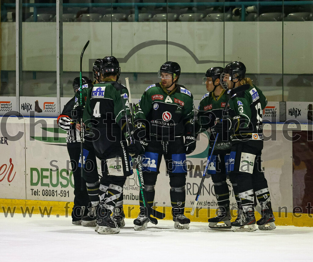 2023-02-10_075_TSV_Erding_gegen_ERSC_Amberg | Erding, Deutschland, 10.02.2023:
Eishockey, Bayernliga Meisterrunde Gruppe B 2022 / 2023, 3. Spieltag, TSV Erding gegen ERSC Amberg, Endergebnis: 6:3

Simon Franz (Erding Gladiators, #4), Thomas Plihal (Erding Gladiators, #39), Mark Waldhausen (Erding Gladiators, #27), Michael Franz (Erding Gladiators, #13)

Foto: Christian Riedel / fotografie-riedel.net