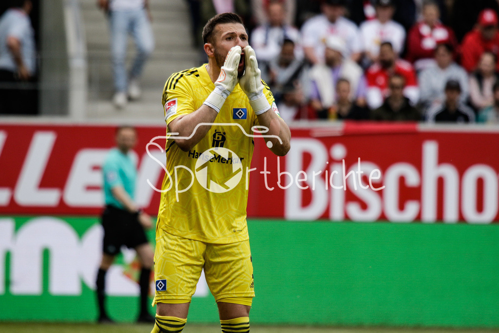 SSV Jahn Regensburg - Hamburger SV | HSV Keeper Daniel HEUER FERNANDES (HSV #1) in Aktion / Freisteller / Einzelfoto / Torhueter / Pope´s / DFL REGULATIONS PROHIBIT ANY USE OF PHOTOGRAPHS AS IMAGE SEQUENCES AND/OR QUASI-VIDEO