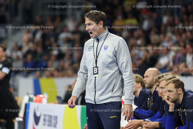 deuvsswe_01202 | Mannheim 13.10.2022 EHF Handball Men`s Group Phase - EUROCup Germany - Sweden v.l., Glenn Solberg  (Sweden) gibt Anweisungen, gestikuliert, mit den Armen gestikulieren gives instructions, gesticulate. 
 - Realisiert mit Pictrs.com