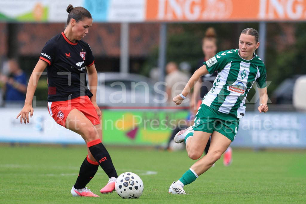 Fussball, Testspiel Frauen, FC Twente Enschede - SV Werder Bremen | v.li.: Karlijn Woons (FC Twente Enschede, 4) und Sarah Ernst (SV Werder Bremen, 26) im Zweikampf, Duell, Dynamik, Aktion, Action, Spielszene