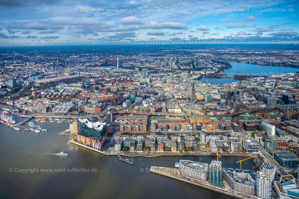 Hamburg_Hafen_Elbphilharmonie_ELS_3110040223 | HAMBURG 04.02.2023 Elbphilharmonie am Ufer der Elbe in Hamburg. Das Konzerthaus- Gebäude der Architekten Herzog & de Meuron im Stadtteil Hamburg-HafenCity befindet sich am Ufer der Elbe der Hansestadt. Weiterführende Informationen bei: Drees & Sommer SE,  HamburgMusik gGmbH - Elbphilharmonie und Laeiszhalle Betriebsgesellschaft,  Herzog & de Meuron,  Höhler+Partner Architekten PartGmbB,  Höhler+Partner Architekten und Beratende Ingenieure PartGmbB,  IBB GmbH - Ingenieurbüro für Brandschutz von Bauarten,  Ingenieurbüro Dr. Siebert Büro für Bauwesen,  Quantum Immobilien AG,  ReGe Hamburg Projekt-Realisierungsgesellschaft mbH. // The Elbe Philharmonic Hall on the river bank of the Elbe in Hamburg. Further information at: Drees & Sommer SE,  HamburgMusik gGmbH - Elbphilharmonie und Laeiszhalle Betriebsgesellschaft,  Herzog & de Meuron,  Hoehler+Partner Architekten PartGmbB,  Hoehler+Partner Architekten und Beratende Ingenieure PartGmbB,  IBB GmbH - Ingenieurbuero fuer Brandschutz von Bauarten,  Ingenieurbuero Dr. Siebert Buero fuer Bauwesen,  Quantum Immobilien AG,  ReGe Hamburg Projekt-Realisierungsgesellschaft mbH. Foto: Martin Elsen