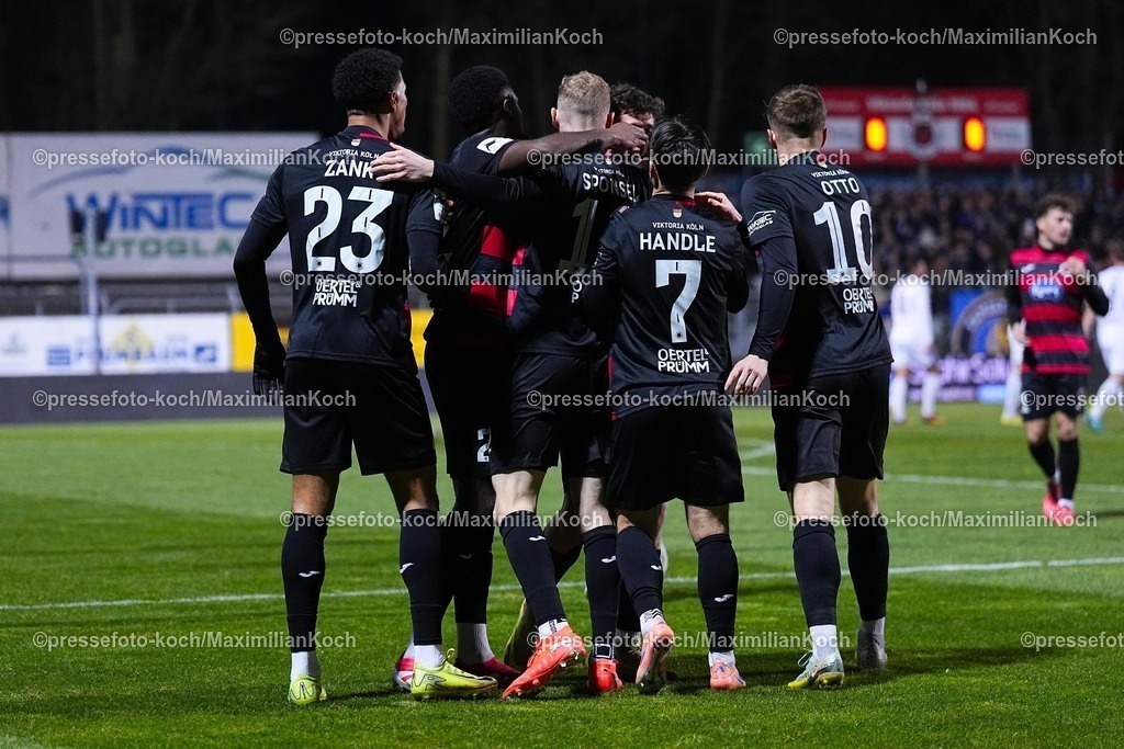 xYDRx23012601014 | 23.01.2026, xydrx, Fußball, 3.Liga, FC Viktoria Köln - 1.FC Saarbrücken, Saison 2025 2026, Sportpark Höhenberg: Torjubel nach dem Tor zum 1:0 für den FC Viktoria Köln durch Torschütze Meiko Sponsel (FC Viktoria Köln #19) zusammen mit Benjamin Zank (FC Viktoria Köln #23) und David Otto (FC Viktoria Köln #10) Simon Handle (FC Viktoria Köln #7)    DFB regulations prohibit any use of photographs as image sequences and or quasi-video. Photo: xYannisxDreimannxPressefotoKochx