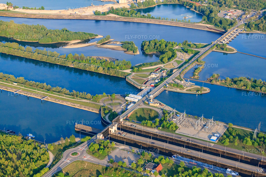 Aerial view: Pont de Gambsheim, lock on the Rhine in Gambsheim in the state Bas-Rhin, France. – Photo: IMG_39552.jpg taken on 04/14/2011 by Werner Riehm/FLY-FOTO.com – Resolution of the original: 4752 x 3168 px