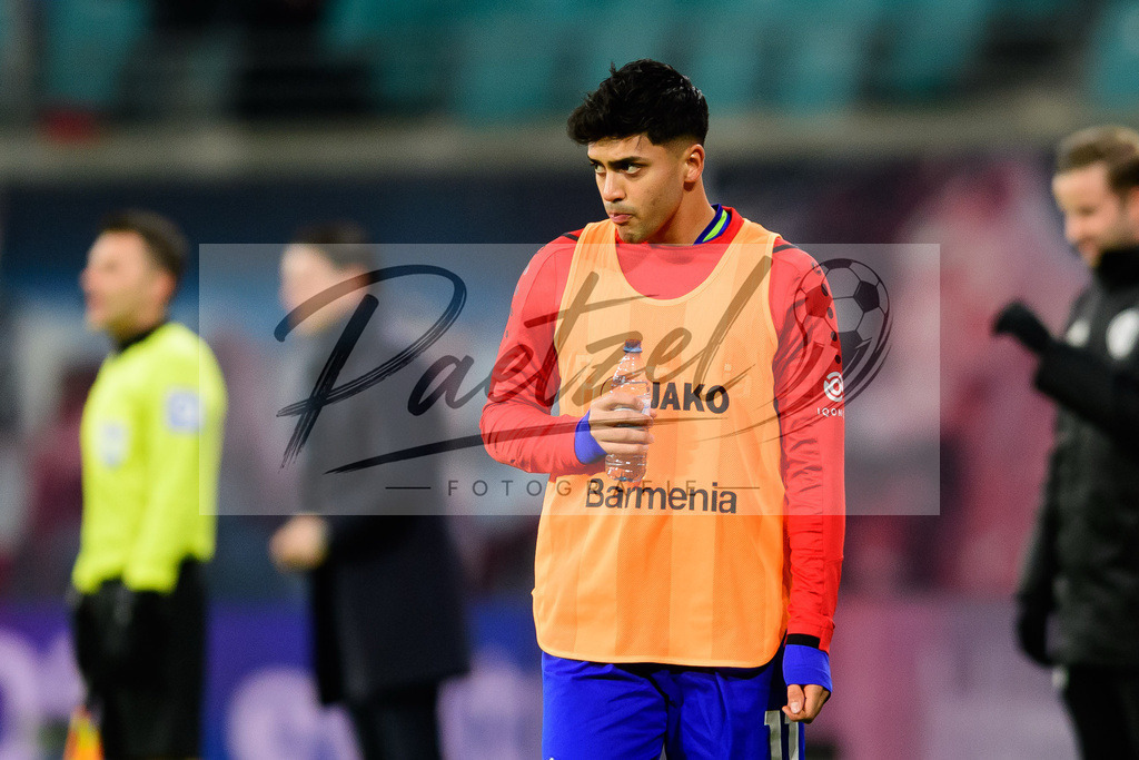 RBLLEV20211128_144 | Fussball, Herren: Nadiem Amiri (Bayer 04 Leverkusen) schaut bei dem Spiel der 1. Bundesliga zwischen RB Leipzig und Bayer 04 Leverkusen in der Red Bull Arena am 28.11.2021 in Leipzig, Deutschland.DFB / DFL REGULATIONS PROHIBIT ANY USE OF PHOTOGRAPHS AS IMAGE SEQUENCES AND/OR QUASI-VIDEO. - Realisiert mit Pictrs.com