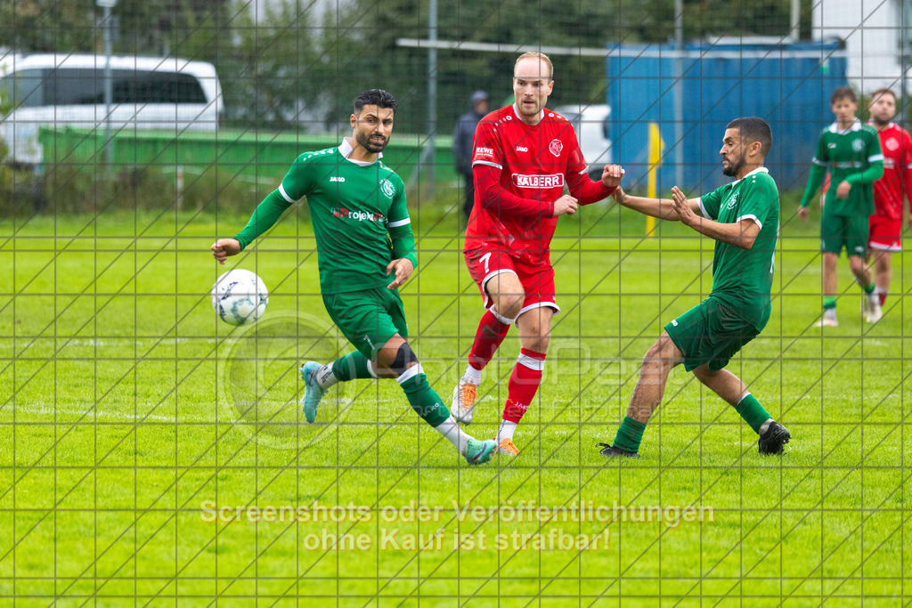 20261011_153715_0217_(c)_by_PhotoPeet | Josip Skrobic (1.FC Donzdorf #07) und Johannes Kör (KSG Eislingen #07)KSG Eislingen (grün) vs. 1.FC Donzdorf (rot), Fußball, Bezirksliga - Bezirk Neckar/Fils, 07. Spieltag, Saison 2026/2027, Rasensportplatz, Albstraße 69, 73054 Eislingen, 11.10.2026 - 15:00 Uhr,Foto: PhotoPeet / Sport- &amp; Eventfotografie / Peter Harich