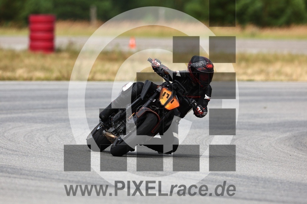 0171-20240803_03535 | Schöne Erinnerungen an spannende Momente - das festzuhalten ist unser Job. PIXELrace.de ist seit 2003 auf den Rennstrecken Europas unterwegs um die Action draußen beim Fahren und die wunderbare Stimmung imm Fahrerlager für euch einzufangen.