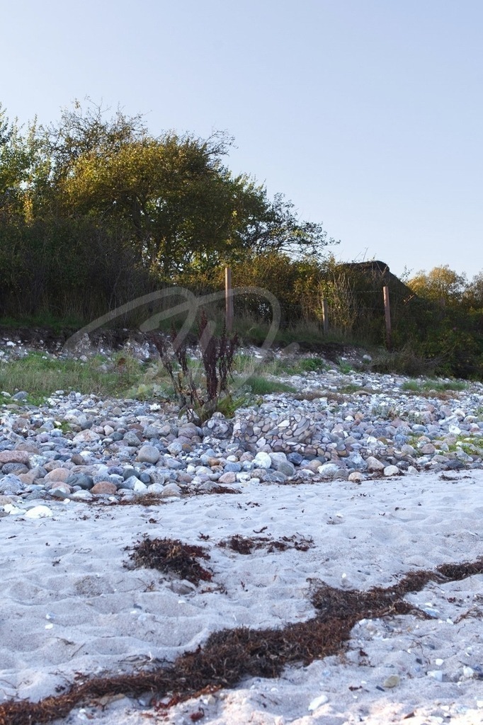 NatureArt-OSTSEESTEINE_0016b | Sand und Steine an der Küste | #006 | Modell: Tina | Foto: Mike Koppold - Realisiert mit Pictrs.com