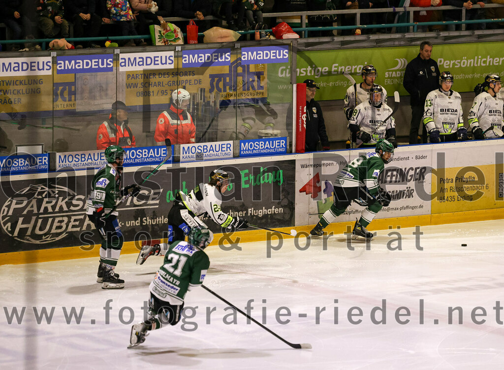 2024-02-02_028_TSV_Erding_gegen_ERSC_Amberg | Erding, Deutschland, 02.02.2024:
Eishockey, Bayernliga Vorrunde 2023 / 2024, 30. Spieltag, TSV Erding gegen ERSC Amberg, Endergebnis: 1:0

Daniel Krzizok (Erding Gladiators, #18)

Foto: Christian Riedel / fotografie-riedel.net