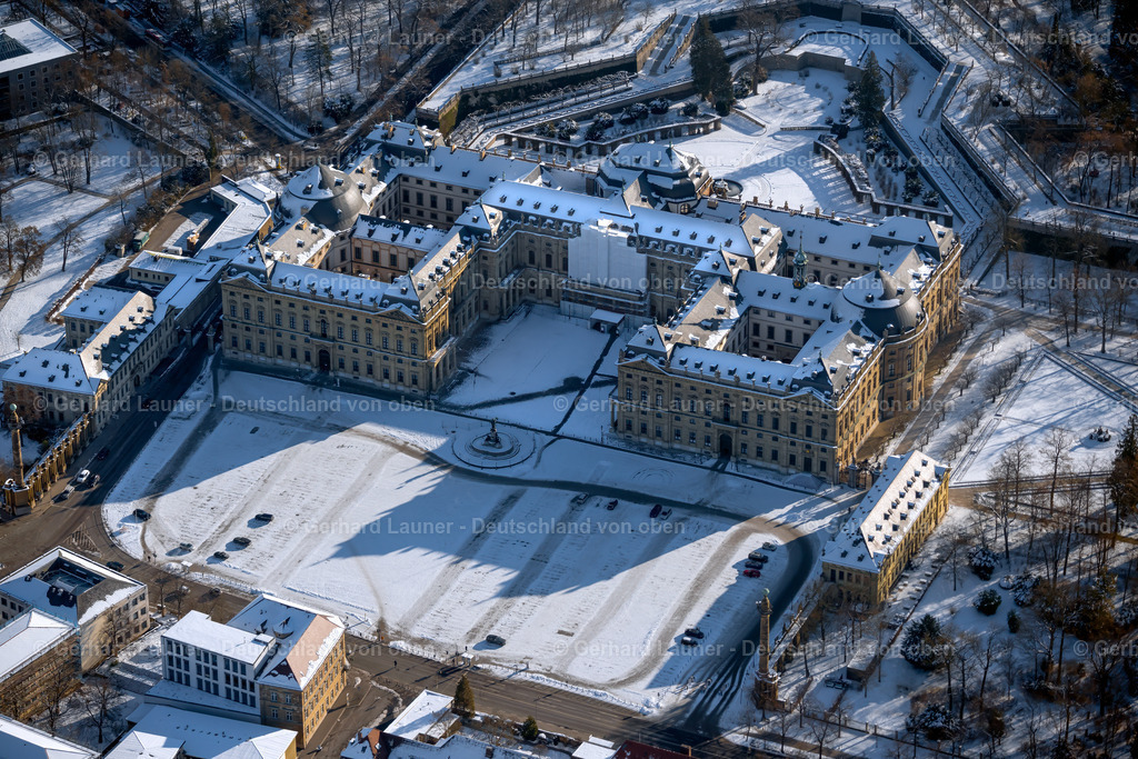 4043185 | Würzburger Residenz ist ein barocker Schlossbau am Rande der Innenstadt von Würzburg, der 1720 begonnen wurde und bis 1744 vollendet war. Winteraufnahme