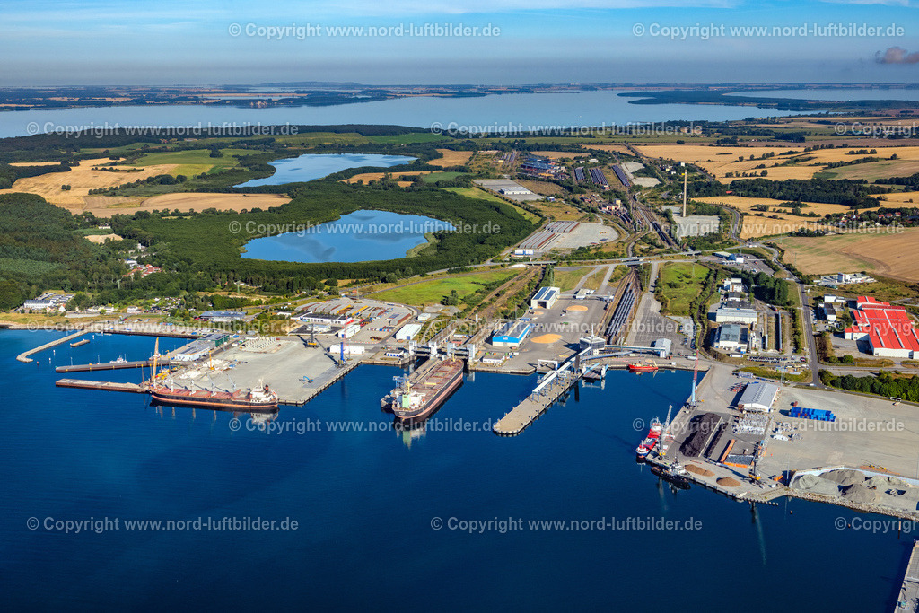 Sassnitz_Industrie_Hafen_Rügen_ELS_7168100822 | SASSNITZ 10.08.2022 Hafenanlagen an der Meeres- Küste der Ostsee an der Straße Im Fährhafen im Ortsteil Mukran in Sassnitz an der Ostseeküste im Bundesland Mecklenburg-Vorpommern, Deutschland. Weiterführende Informationen bei: Fährhafen Sassnitz GmbH,  Mukran Port Terminals GmbH & Co.KG. // Port facilities on the seashore of the Baltic Sea on street Im Faehrhafen in the district Mukran in Sassnitz at the baltic sea coast in the state Mecklenburg - Western Pomerania, Germany. Further information at: Faehrhafen Sassnitz GmbH,  Mukran Port Terminals GmbH & Co.KG. Foto: Martin Elsen