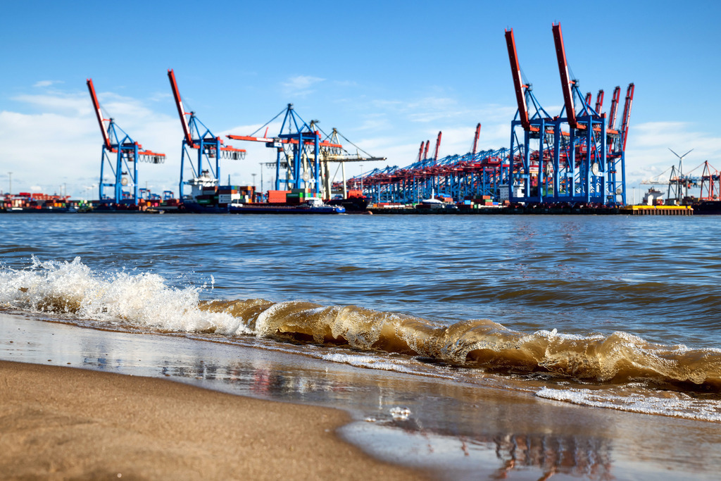10250112 - Elbstrand Atmosphäre | Impression vom Elbstrand am Hamburger Hafen.