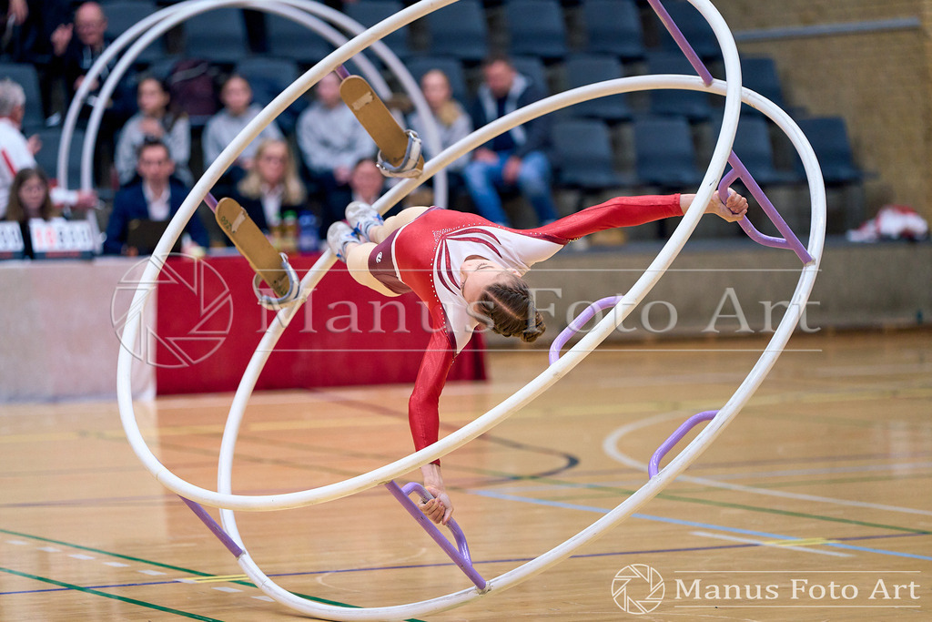 2024-11-09-4-D-DSC01509 | Professionelle Sportfotografie in Hamburg, Schleswig-Holstein und Niedersachsen – spezialisiert auf Rhönrad, Geräteturnen, Leistungsturnen und rhythmische Sportgymnastik. Bundesweite Begleitung von Rhönrad-Events. Jetzt Sport-Fotos - Realisiert mit Pictrs.com