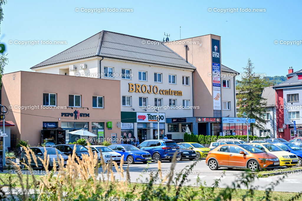 Slowakei_ Trenciansky kraj_ Povazska Bystrica_ 26.08.2024-86 | 26.08.2024, Slowakei, SVK, Trenciansky kraj, Povazska Bystrica, im Bild Stadt in der Nordwestslowakei, Stadtansichten, Gebaeude, Architektur, Turm, Bruecke, Bahnhof, Zentrum, Prior, Kaufhaus, Park, Strassen, Haeuser, Infrastruktur, kommunistische Symbolik, Denkmaeler, Kultur