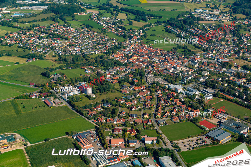 Aktuelles Luftbild von  Oberviechtach Kauf mit Lizenz / Bildrechten möglich- Die Luftaufnahme wurde 2021 mittels UL-Flugzeug erstellt ( keine Drohne ) - hochauflösende Kamera-Systeme von  Canon -Beste Qualität - Für grossformatige Ausdrucke geeignet. Die Geschenkidee !