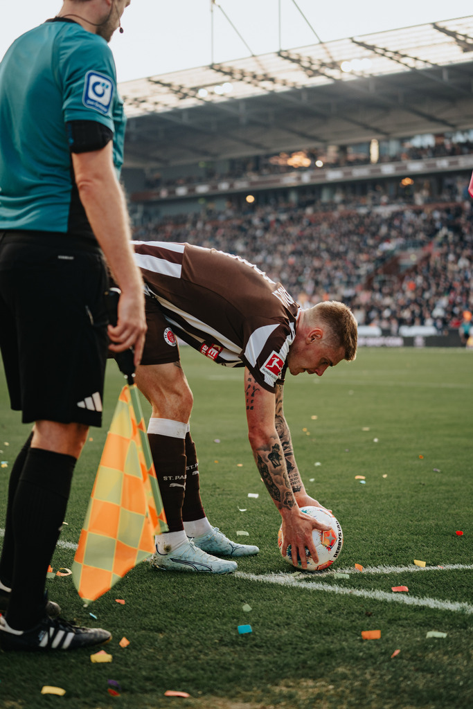 FCS06716 | Der offizielle Shop für FC St. Pauli Fotos. Wähle aus Spielszenen & Fanmomenten dein FCSP Wunschformat. Wir liefern Millerntor-Atmosphäre.