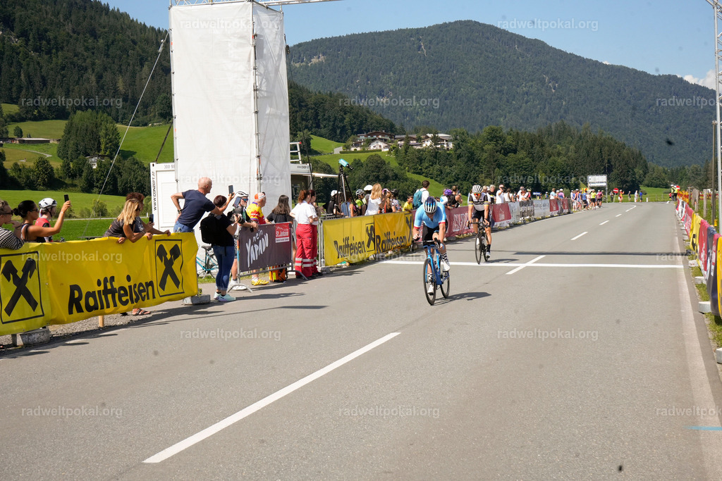 797_20230817_Bewerb_Maenner_Muehlanger | AUT - OESTERREICH, 2023-08-16: SPORT RENNRAD-FAHREN - 55. INTERNATIONALER RADWELTPOKAL IN ST. JOHANN IN TIROL  - Vintage-Radrennen mit WM-Bronze-Medaillen-Siegerin Christina Schweinberger, den Teilnehmer und Alexander Baumann (vom Orginastions-Team) - TAG 2 BEWERB MAENNER IN SECHS GRUPPEN  ; Foto: Roland Muehlanger