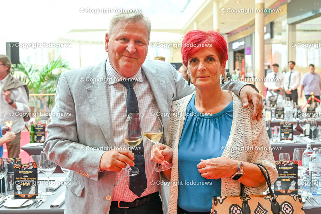Charity Kochen_ Lentia City_ 07.07.2023-5 | 07.07.2023, Linz, AUT, Charity Kochen, Lentia City, im Bild Karl Pogutter (Stadtpolizeikommandant Linz) und Gattin Karin