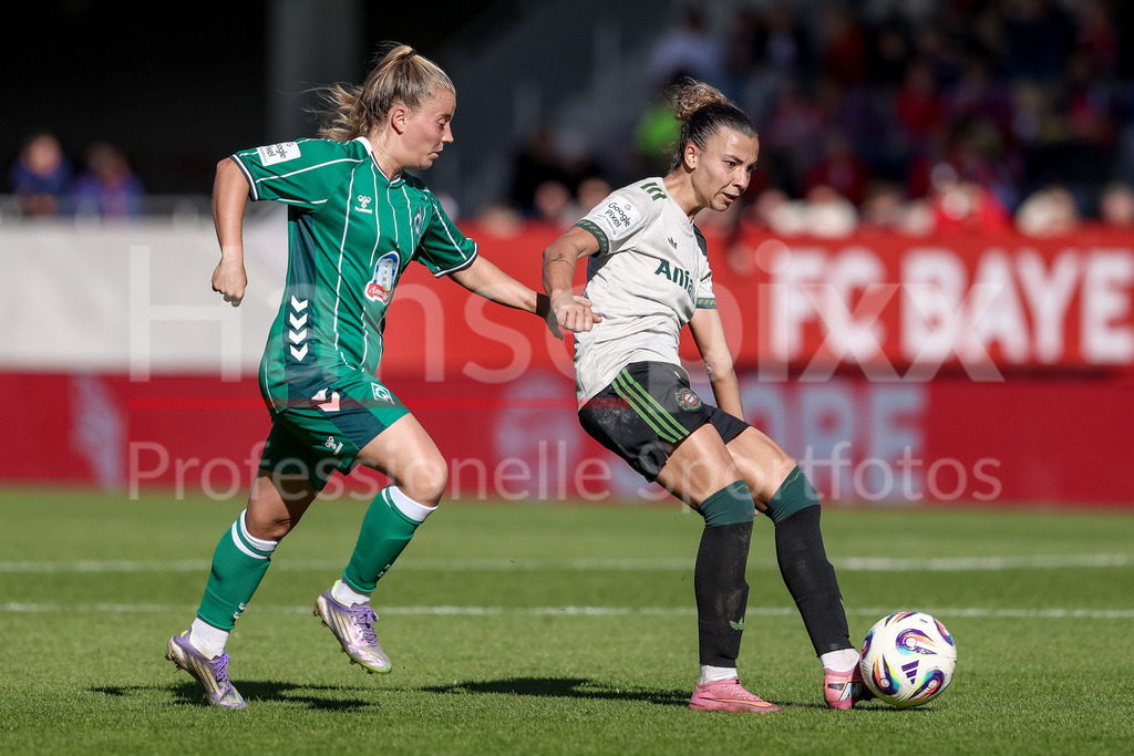 Fussball, Google Pixel Frauen-Bundesliga, FC Bayern München - SV Werder Bremen | v.li.: Ricarda Walkling (SV Werder Bremen, 13) und Arianna Caruso (FC Bayern München, 27) im Zweikampf, Duell, Dynamik, Aktion, Action, Spielszene, DIE DFB-RICHTLINIEN UNTERSAGEN JEGLICHE NUTZUNG VON FOTOS ALS SEQUENZBILDER UND/ODER VIDEOÄHNLICHE FOTOSTRECKEN. DFB REGULATIONS PROHIBIT ANY USE OF PHOTOGRAPHS AS IMAGE SEQUENCES AND/OR QUASI-VIDEO.