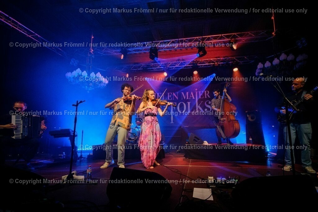 20230728-helen-maier-and-the-folks-005 | Helen Maier &amp; The Folks am Luzern Live Festival. Am Freitag 28. Juli 2023 im Hotel Schweizerhof in Luzern. Helen Maier — Violine / Alexander Graf — Violine, Bratsche / Andreas Gut — Akkordeon / Theo Känzig — Gitarre / Jonas Künzli — Kontrabass / Adrian Böckli — Schlagzeug, Percussion. Foto: Markus Frömml