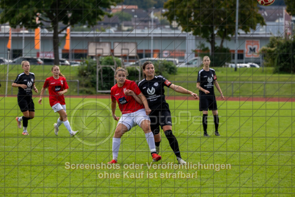 20250928_133625_0263 | #,1.FC Donzdorf (schwarz) vs. TV Derendingen (rot), Fussball, Frauen-Verbandsliga Württemberg, 03. Spieltag, Saison 2025/2026, Rasenplatz Lautertal Stadion, Süßener Straße 16, 73072 Donzdorf, 28.09.2025 - 13:00 Uhr,Foto: PhotoPeet-Sportfotografie/Peter Harich
