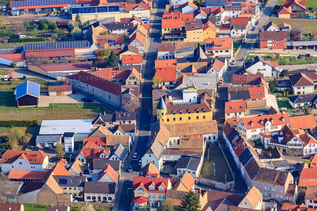 Luftbild: Friedhofstraße mit Weingut Werner Pfleger in Herxheim am Berg im Bundesland Rheinland-Pfalz in Deutschland. – Foto: IMG_49653.jpg vom 13.04.2012 durch Werner Riehm/FLY-FOTO.de – Auflösung des Originals: 4593 x 3062 px – Weingut Werner Pfleger - Weingut Werner Pfleger