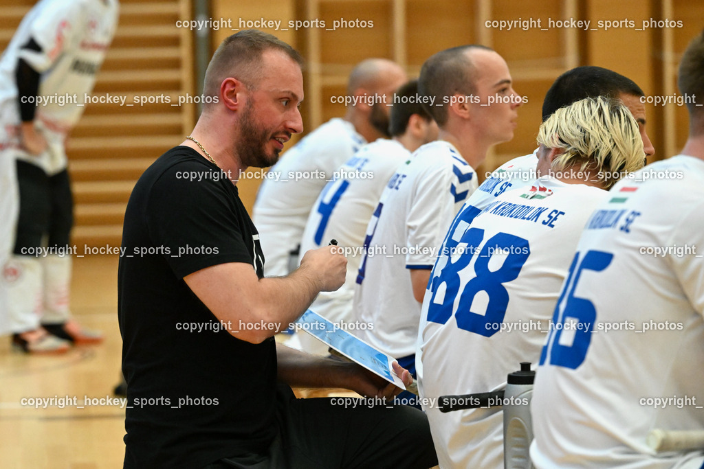 VSV Unihockey vs. Dunai Krokodilok 9.9.2023 | Headcoach VSV Unihockey Jan Blazic, Spielerbank Dunai Krokodilok