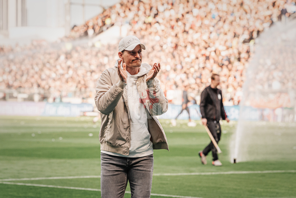 Fußball | Männer | Saison 2025/2026  | Fußball-Bundesliga | 29. Spieltag | FC St. Pauli vs. FC Bayern München | 11.04.2026 | Alexander Blessin (Trainer, FC St. Pauli) applaudiert den Fans