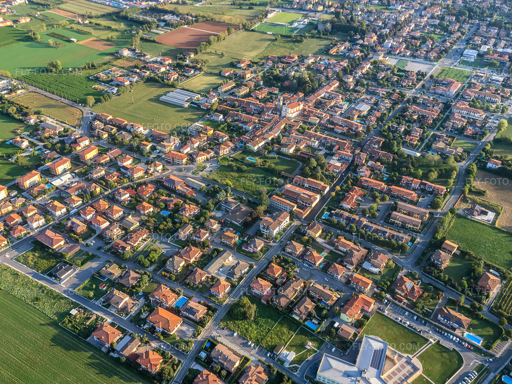Aerial view: View of the town in Prevalle in the state Brescia, Italy. – Photo: IMG-135050.jpg taken on 09/23/2022 by Werner Riehm/FLY-FOTO.com – Resolution of the original: 3786 x 2840 px