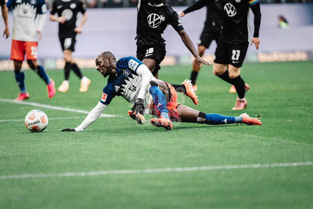 Fußball | Männer | Saison 2025/2026 | 1. Fußball-Bundesliga | 8. Spieltag | Hamburger SV vs. VfL Wolfsburg | 25.10.2025 | Jean-Luc Dompe (#7, HSV) verstolpert vor dem Tor
