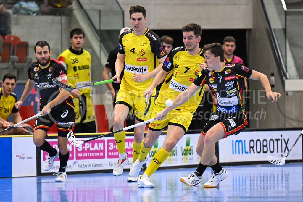 HC Rychenberg vs Tigers Langnau - 11. Dezember 2022 | HC Rychenberg vs Tigers Langnau
AXA Arena, Winterthur
Simon Steiner (#11 Tigers Langnau), Nils Conrad (#4 HC Rychenberg), Levin Conrad (#7 HC Rychenberg) und Janis Lauber (#7 Tigers Langnau).
Bild: Sportfotografie Markus Aeschimann | www.markus-aeschimann.ch - Realisiert mit Pictrs.com