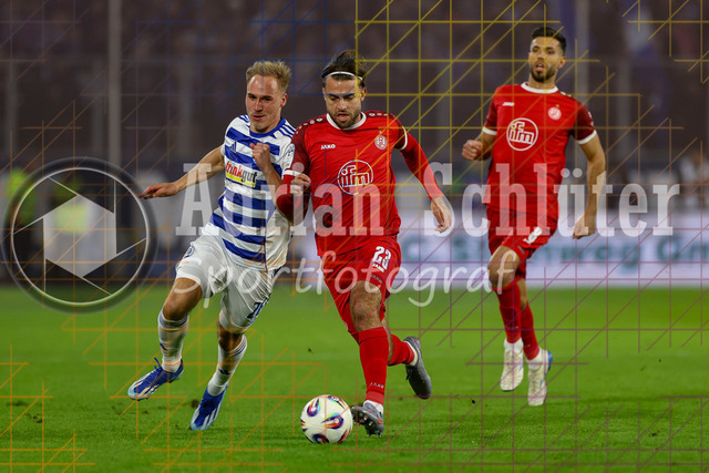 MSV Duisburg vs Rot-Weiss Essen - 3. Liga | Duisburg, Deutschland, 26.10.25:   Florian Krüger (MSV Duisburg) und Jose-Enrique Rios Alonso (Rot-Weiss Essen) im Kampf um den Ball waehrend des Spiels der 3. Liga MSV Duisburg vs Rot-Weiss Essen in der schauinsland-reisen-arena(Foto von Brauer-Fotoagentur / Adrian Schlueter)