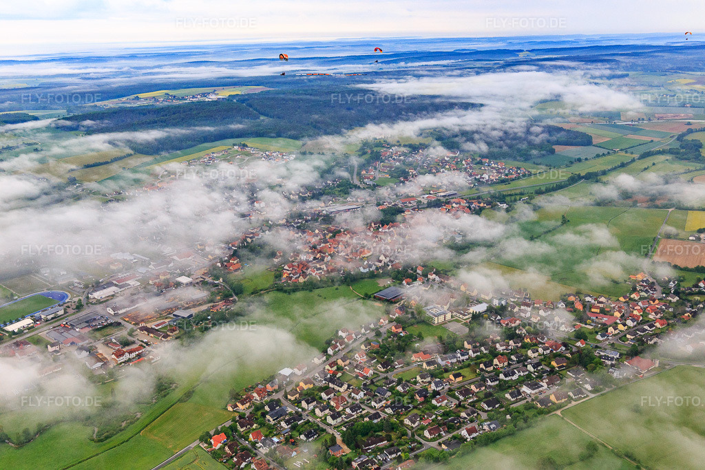 Luftbild: Mittelschule Burgebrach unter Wolken in Burgebrach im Bundesland Bayern in Deutschland. – Foto: IMG_099770.jpg vom 25.05.2017 durch Werner Riehm/FLY-FOTO.de – Auflösung des Originals: 5472 x 3648 px – MITTELSCHULE-BURGEBRACH.DE