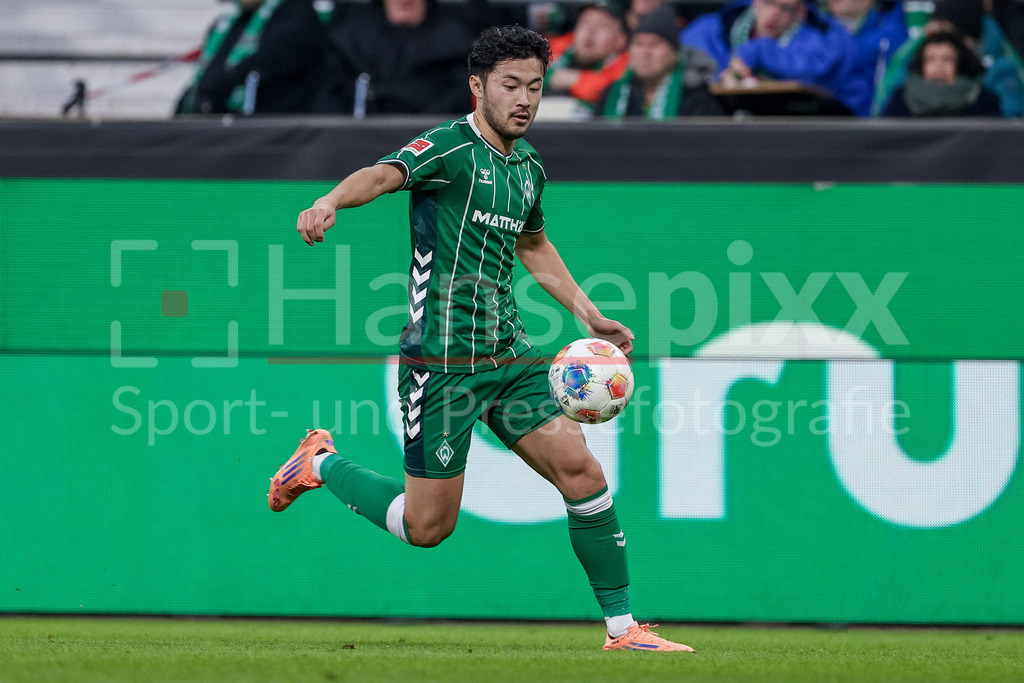 Fussball, Bundesliga, SV Werder Bremen - 1. FC Köln | Yukinari Sugawara (SV Werder Bremen, 3) am Ball, Freisteller, Einzelbild, Ganzkörper, Aktion, Action, Spielszene, DIE DFL-RICHTLINIEN UNTERSAGEN JEGLICHE NUTZUNG VON FOTOS ALS SEQUENZBILDER UND/ODER VIDEOÄHNLICHE FOTOSTRECKEN. DFL REGULATIONS PROHIBIT ANY USE OF PHOTOGRAPHS AS IMAGE SEQUENCES AND/OR QUASI-VIDEO.